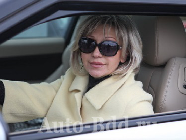 Уроки по вождению, ученица Алла